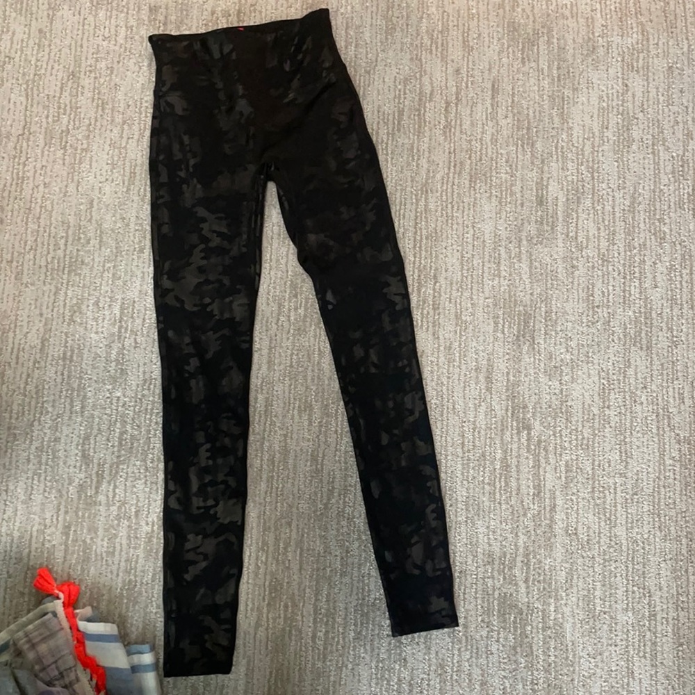 NWT SPANX BLACK CAMO SMALL